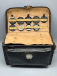 COLECIONISMO - FOTOGRAFIA E ÓPTICA VINTAGE - Maleta rígida de couro legítimo Omnica para equipamentos fotográficos (sistema Nikon/Nikkor), acompanhada de acessórios originais da época, incluindo lentes Nikkor, filtros Nikon originais em suas respectivas caixas douradas (Polarizing, Close-up Attachments No. 1 e No. 2, filtros coloridos), para-sóis e kit de limpeza de lentes original. <br><br> Peça guardada e sem uso/testes por longos anos. Vendida no estado de conservação em que se encontra, sem garantia de funcionamento, ideal para colecionadores, decoração ou revisão."