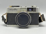 COLECIONISMO - Minolta Hi-Matic G (Lente Rokkor 38mm f/2.8) - Clássica câmera rangefinder de 35mm da Minolta, famosa pela excelente qualidade de imagem de suas lentes Rokkor e operação simplificada. <br><br>Ressalva importante: Item guardado e sem testes de funcionamento ou uso por longos anos. Apresenta marcas de oxidação e desgastes decorrentes do armazenamento prolongado. Comercializada no estado de conservação em que se encontra, sem garantia de funcionamento, ideal para colecionadores, decoração vintage ou revisão técnica.