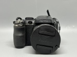 COLECIONISMO - Fujifilm FinePix Superzoom 26x (Lente Super EBC Fujinon, 14 MP)Câmera digital bridge de alta performance, equipada com uma potente lente Fujinon com zoom óptico de 26x e ampla capacidade macro/telefoto. <br><br>Ressalva importante: Item guardado e sem testes de funcionamento ou uso por longos anos. Apresenta marcas de poeira e tempo decorrentes do armazenamento prolongado. Comercializada no estado de conservação em que se encontra, sem garantia de funcionamento, ideal para colecionadores, entusiastas de fotografia digital ou para revisão técnica.