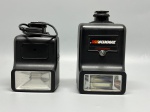 COLECIONISMO - Par de Flashes Eletrônicos Vintage (Zykkor AP 626 DS e Genérico)Conjunto de dois flashes portáteis de sapata clássicos, ideais para fotografia analógica retrô, incluindo o modelo Zykkor com sensor óptico e ajustes dedicados. <br><br>Ressalva importante: Itens guardados e sem testes de funcionamento ou uso por longos anos. Apresentam marcas de poeira e tempo decorrentes do armazenamento prolongado. Comercializados no estado de conservação em que se encontram, sem garantia, ideais para colecionadores, decoração temática ou revisão técnica.