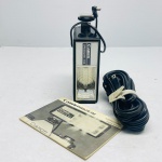 COLECIONISMO - Flash Antigo Canon Speedlite 102 com Caixa, Estojo e Manual - Raro flash eletrônico vintage Canon Speedlite 102 fabricado em Tóquio, Japão, pela Canon Inc. Acompanha a caixa de papelão original de época com numeração, estojo/capa original em vinil preto com alça, cabo de conexão e o manual de instruções original em inglês (Instructions English Edition). Marcas do tempo e de uso. Não testados e sem garantia.