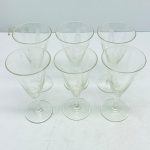 DEMI CRISTAL - Lote com Seis Taças em Demi Cristal Transparente Trabalhado com Lapidação de Folhagens/Ramos - Conjunto composto por seis taças em demi cristal transparente de cálice cônico, haste delicada e base circular plana. O bojo é finamente decorado com lapidação em relevo (fosca) formando motivos que remetem a ramos ou folhas dispostos simetricamente, complementados por finas linhas horizontais gravadas na parte inferior.