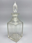CRISTAL - Licoreira quadrada em cristal, frisos lapidados. Alt. 23,5 cm. Bicados.
