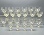 CRISTAL - Conjunto de 22 taças em cristal lapidado. Maior 12 cm e 8 cm. Apenas 1 com bicado.