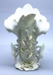PORCELANA VIEUX PARIS - Vaso floreira em fina porcelana vitrificada, branca, decorada com relevo de flores na parte frontal, vestígios de antiga policromia e douração. Med. 28x20x10 cm. Pequenas faltas e lascado na base.