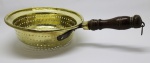 METAL - Escorredor em metal dourado com cabo em madeira torneada. Med. 8x25x41 cm.