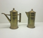 METAL - Conjunto de 2 bules em metal dourado. Alt. 25 cm. Marcas do tempo e de uso. 1 sem alça.