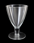 Fruteira no formato taça em Demi cristal translúcido, de design cônico, com haste curta e elegante, sobre base circular. Mede 20,5 cm de altura.