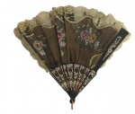 Leque decorativo com haste em material sintético escuro e detalhes dourados. Peça delicada de inspiração vintage. Pintada a mão. Marcas do tempo. Mede 60cm aberto.