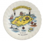 Prato decorativo souvenir Nassau  Bahamas, com mapa ilustrado da Ilha de New Providence e cenas típicas locais: pesca, veleiros, guardas e elementos caribenhos. Peça colorida e colecionável, ideal para coleção de viagens e culturas insulares. Mede 26 cm.