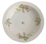 FRANÇA - Saladeira em porcelana francesa Limoges, decoração floral policromada em delicados tons rosados e verdes, borda suavemente ondulada. Marca Limoges France na base. Peça elegante para compor serviços de mesa ou coleção.Estado de conservação: bom, com sinais naturais do tempo. Mede 29 cm diâmetro.
