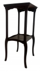 Mesa lateral em madeira nobre escura, estilo clássico, com linhas elegantes, pernas levemente curvas e prateleira inferior. Peça funcional e decorativa, ideal para sala, hall ou quarto. Bom estado de conservação. Periodo 1900. Mede 58 cm altura x 28 cm largura.