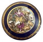 LIMOGES - Magnífico porta joias em pasta de porcelana francesa Limoges, graciosamente adornado com figura humana e animais em policromia sobre fundo azul cobalto e contorno em vibrante ouro. Apresenta registro. Mede 11,5cm.