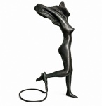 SUZANA LEVY (Rio de Janeiro, 1937  2023)Escultura em bronze cinzelado de linguagem moderna, representando figura feminina estilizada, de formas alongadas e composição dinâmica, com pátina escura esverdeada. Altura: 63 cm.