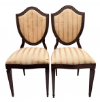 PAR DE CADEIRAS em madeira nobre escura, encosto em formato de escudo, estofamento em tecido listrado e acabamento com tachas. Elegante conjunto de inspiração clássica. Necessita troca do estofamento. No estado. Medidas: 100 cm de altura x 45 cm de largura.