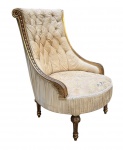 FRANÇA SÉC. XIX - Poltrona Bergère de estilo Louis XVI, estrutura em madeira entalhada e dourada, com espaldar alto de formato envolvente, estofamento capitonê em couro claro e assento revestido em tecido adamascado de motivos florais com fios de prata. Braços curvos ornamentados com entalhes fitomórficos e pernas torneadas e caneladas, características do repertório neoclássico francês. Apresenta sinais de uso e desgaste compatíveis com a idade. Medidas: 107 x 71 cm.
