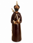 HELENO RODRIGUES   ( Caruaru 1933 - 1999 )  São Francisco de Assis, escultura em barro queimado policromado, representado São Francisco com aves, obra assinada. Importante exemplar da arte popular de Alto do Moura, Caruaru. Ideal para colecionadores de arte brasileira. Mede 30 cm.
