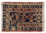 Tapete persa antigo, de confecção artesanal, com decoração geométrica em tons de vermelho, azul-marinho, bege e castanho, apresentando franjas laterais. Peça de caráter rústico e decorativo. Medidas: 27 x 38 cm.