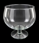 Fruteira formato taça em cedei ristal translúcido, de design arredondado, sobre pé. Peça elegante para servir e compor mesas. Mede 18 cm de diâmetro.