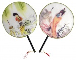 Par de leques orientais decorativos. Ventarolas estruturadas com cabo em madeira e faces circulares decoradas com delicadas cenas femininas em estilo tradicional oriental, acompanhadas de inscrições e selos caligráficos. Bordas ornamentadas e pingentes decorativos nos cabos. Mede 24cm cada.