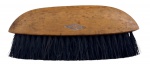 Antiga escova de paletó em madeira nobre com cerdas de javali com marca. Circa 1900. Mede 12 x 5 cm.