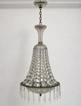 Lustre de cristal em estilo francês, de elegante desenho ornamental, composto por profusão de elementos em cristal lapidado, com estrutura decorativa e acabamento de época. Para duas lâmpadas, destacando-se pela delicadeza e pelo efeito luminoso dos cristais. Ideal para ambientes requintados. Medidas: 70 cm de altura x 32 cm de diâmetro.