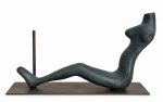SUZANA LEVY (Rio de Janeiro, 1937  Rio de Janeiro, 2023)  Escultura em bronze cinzelado de linguagem abstrata, representando figura humana reclinada, nu feminino, de formas orgânicas e sinuosas. Assentada sobre base metálica. Medida: 25 cm.