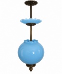 Luminária de teto para uma lâmpada, em opalina francesa azul e metal dourado. Circa 1900. Mede 68 x 26 cm.