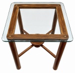 MESA LATERAL EM MADEIRA E VIDRO, estrutura em madeira de tonalidade nogueira, com tampo quadrado em denso vidro translúcido de cantos arredondados e travamento geométrico. Elegante peça de desenho moderno. Marcas do tempo. Medidas: 63 cm de altura x 60 x 60 cm.