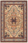 Magnifico TAPETE PERSA KASHAN, Irã, de desenho clássico, com elaborado medalhão central, fabulosa composição floral com arabescos, palmetas e ramagens, rica bordadura múltipla e policromia em tons de marfim, azul, salmão, terracota e verde. Origem : Kashan, Irã. Desgaste do tempo. Mede 140 x 217 cm.