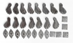 Conjunto de 27 apliques ornamentais para mobiliário, em metal, de diferentes formatos, com decoração em relevo e motivos florais e estilizados, destinados à aplicação em móveis e peças decorativas. Conjunto composto por diversos elementos. Medida do maior 7cm.