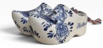 PAR DE TAMANCOS DECORATIVOS  em cerâmica esmaltada, decoração em azul e branco, pintados à mão, com motivos florais e inscrição Holland, acompanhados de cordão tricolor. Peças de inspiração holandesa, com etiqueta na base. Medida maior 11cm.
