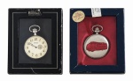 Lote contendo dois relógios de bolso, em metal prateado, acondicionadas em estojos originais, sendo uma com mostrador clássico e outra com decoração em relevo de caminhão de bombeiros. Peças decorativas de estilo vintage. Mede 6 cm.