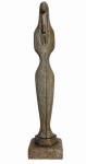 Imagem sacra, escultura de figura feminina em pedra , de formato alongado e estilizado, sobre base quadrangular. Apresenta marcas do tempo. Peça assinada Elton na base. Mede 23 cm de altura.