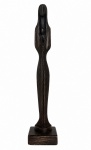 Imagem sacra, escultura de figura feminina em pedra, de formato alongado e estilizado, sobre base quadrangular. Apresenta pátina natural e marcas do tempo. Assinado na base. Mede 24 cm de altura.
