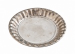 Travessa/fruteira redonda em metal prateado, de formato raso, com borda amplamente canelada e acabamento suavemente ondulado. Apresenta marcas de uso e pátina do tempo.   Registro da manufatura MAESA no verso. Mede 4 cm de altura x 27 cm de diâmetro.