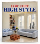 ELIZABETH WILHIDE E ANDREA SPENCER  Low Cost, High Style. Londres: Conran Octopus, 1986. Livro de decoração de interiores, em inglês, ricamente ilustrado com fotografias coloridas de ambientes residenciais, apresentando soluções criativas e econômicas para decoração e aproveitamento dos espaços. Capa dura, no estado, 128 páginas, com desgastes de uso na capa e bordas. Mede 27 x 23 cm.