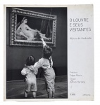 ALÉCIO DE ANDRADE  O Louvre e seus Visitantes. Livro em 1 volume, com prefácio de Edgar Morin e ensaio de Adrian Harding. Publicação IMS / Le Passage, com registro fotográfico dos visitantes do Museu do Louvre. Exemplar com marcas de uso e desgaste na capa. Possui 184 páginas. Mede 27 x 25,5 cm.
