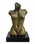 SUZANA LEVY (Rio de Janeiro, 1937  Rio de Janeiro, 2023). Escultura em bronze dourado, de formas orgânicas e estilizadas, representando torso feminino, sobre base em mármore negro. Obra de linguagem moderna, marcada pela síntese das formas e pela expressividade do volume. Medidas: 18 x 11 cm.