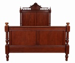 IMPERIO - Palaciana cama de estilo IMPERIO, em madeira nobre, com cabeceira e peseira ornamentadas, painéis emoldurados, colunas torneadas e ricos detalhes entalhados. Peça de presença marcante e elegante. Mede 1,50 cm altura x 142 cm largura x 2,07 cm comprimento. Acompanha seu respectivo estrado. Algumas ponteiras com sinal de restauro. Encontra-se desmontada.