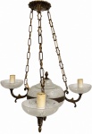 Lustre antigo para três lâmpadas, com armação em bronze trabalhado, braços sinuosos e mangas em cristal lapidado, apresentando elegantes detalhes ornamentais e cúpulas em vidro fosco decorado. Peça de belo efeito decorativo, com charme e requinte. Mede 65 cm de altura.