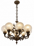 Palaciano lustre de bronze retorcido para 8 lâmpadas, com mangas em cristal no formato circular. Ideal para ambientes sofisticados. Mede 102 x 60 cm.