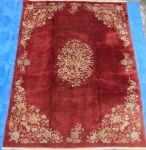 Tapete Savonnerie estilo francês em lã. Med. 362 x 275 cm. Obs: Tapete pesa aproximadamente 70 kg.