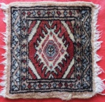 Pequeno tapete Persa Paquistão. Med. 25 x 27 cm.