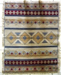 Antigo tapete Arraiolo. Med. 1,35 x 1,04 = 1,40 m2.