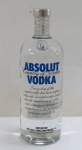 ABSOLUT VODKA  Country Of Sweden- Garrafa lacrada da vodka da marca sueca Absolut, fundada em 1879 por L.O Smith na pequena cidade de hus. A empresa revolucionou a fabricação da bebida através do processo de destilação continua. Teor alcoólico: 40% lacrada. Embalagem de 1000 ml.