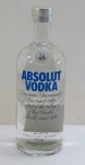 ABSOLUT VODKA  Country Of Sweden- Garrafa lacrada da vodka da marca sueca Absolut, fundada em 1879 por L.O Smith na pequena cidade de hus. A empresa revolucionou a fabricação da bebida através do processo de destilação continua. Teor alcoólico: 40% lacrada. Embalagem de 750 ml.