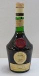 Licor  francês D. O. M.  BÉNÉDICTINE.  É considerado o licor mais antigo do mundo. Sua criação data de 1510 quando monge beneditino que o inventou. As iniciais D. O. M., que aparecem no rótulo, correspondem a Deo Optimo Maximo, ou seja, Para Deus, o maior e o melhor. Lacrado. 685 ml.