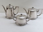 FRACALANZA - Conjunto de servir para chá e café em metal espessurado a prata linha Regence, decoração padrão laço de fita: Bule para chá, bule para café ( 19 cm alt) e  açucareiro.