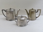 FRACALANZA - Conjunto de servir para chá e café em metal espessurado a prata linha decoração padrão fita cruzada: Bule para chá, bule para café ( 16 cm alt) e açucareiro.